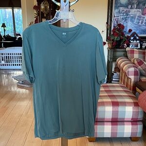 Uniqlo Olive V-Neck Tee size Large